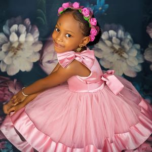 ピンクの膝の長さフラワーガールドレスティアーチュールボールガウンスローガールドレスプリンセスクイーン弓飾られた小さな女の子の誕生日パーティードレスドレスドレスドレスnf089