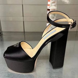 Sandali con strass Scarpe eleganti da donna Sandali con tacco alto da donna Designer di lusso con plateau Tacco classico con fibbia a triangolo cinturino alla caviglia decorato