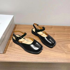 المرأة المايسون غير الرسمية أحذية Tabi Ballet Margiela Shoe Luxurys MM6 كعب مسطح من جلد الغنم أحذية جلدية سيدة صالة ألعاب رياضية سود