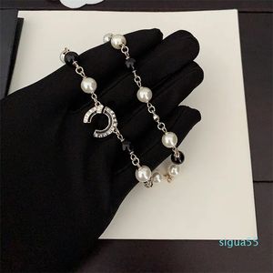 Mücevher tasarımcısı klasik inci kolye çift harfli kakma kare rhinestone siyah beyaz inci kadın cazibe kolyeler kardeş moda hediyesi