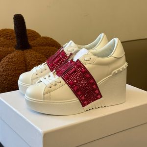 Weiße Turnschuhe Frauen Schuhe besetzt echte Lederkeile Patchwork Designerpumpen