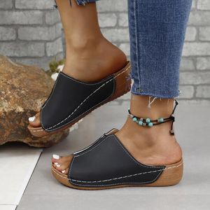 Tofflor svart öppen tå kvinnors sandaler sommar mode andas bekväm kvinna kil spänne kvinnliga skor skor