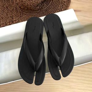 Summer Fashion Designer 2024 New Womans Sandal Luxury Flip Flip Flip Mens Scarpe casual Slide Travel Outdoor Sports Mule Slipper