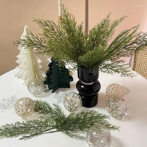 装飾的な花10pc人工松の枝緑の植物クリスマスツリーの挿し木年ギフトボックスの装飾偽の家の装飾