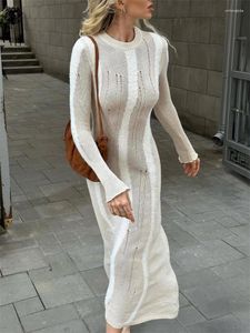 カジュアルドレスは、編み物を吐くホロウアウトニットマキシドレス女性スリム長袖2024ビーチホリデーパッチワークニットウェア