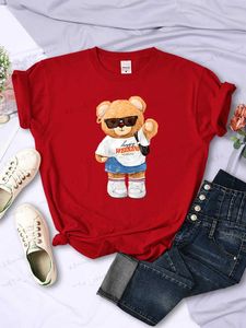 Damen T-Shirt A Young Teday Bear Girl Full Of Vitality Niedlich bedrucktes T-Shirt Damen Mode Freizeitkleidung O-Ausschnitt Atmungsaktives T-Shirt Soft Tees T240129