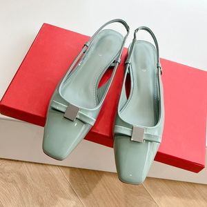 Vara Bow Ballet Flat Low Heel Slingbacksメアリージェーンデザイナーシューズ女性サンダルシルバーハードウェアボウパテントカルフスキンポンプ最高品質の長いつま先の四角い先端スリングバック