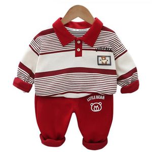 2024 Nuovo vestito coreano per bambini Set a due pezzi tridimensionale a strisce in stile occidentale per ragazzi Set maglione alla moda primaverile