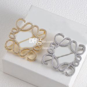Stilvolle quadratische Perlenbroschen für Damen, Designer-Broschen mit Buchstaben, vergoldet, mit Geschenkbox