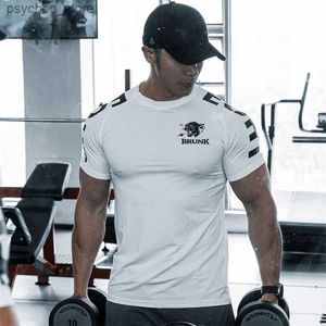 T-shirt da uomo Estate Uomo Palestra T-shirt sportiva T-shirt grafiche Fresco e asciutto rapidamente Tinta unita T-shirt a maniche corte Casual O-Collo T-shirt M-3XL Ropa Q240130