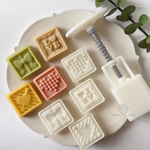 Pişirme Kalıpları 4pcs/Set 20G-30G Sevgililer Günü Mooncake Kalıp Kalp Çat Tie ok Desen Çerez Damga Abs Plastik Yeniden Kullanılabilir Hamuryası