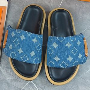 Designer glider kvinnor plattform sandaler pool kudde klassisk märke sommarstrand utomhus scuffs platt komfort mule denim präglad mjuk platt toffel