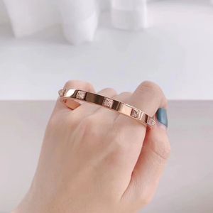 Pulseira pirâmide de alta qualidade feminina elemento Swarow cristal rosa ouro rebite chifre pulseira atacado de fábrica