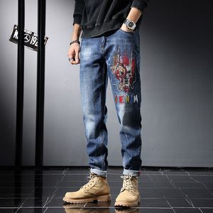 Jeans ricamati blu estivi Pantaloni lunghi belli slim fit da uomo High Street Pantaloni casual in cotone a vita media