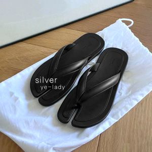 Designer bianco moda Pantofole maisons Infradito Tabi sandalo basso 2024 Nuovi uomini Sliders Scarpe casual nero viaggio sandalo piatto scarpe da piscina donna scivoli da spiaggia Taglia 35-46