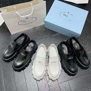 Tjock Soled Loafers 2023 Ny höjd ökar kvinnors skor, svampkaka, P Family Triangle Logo, One Foot Casual Shoes for Women