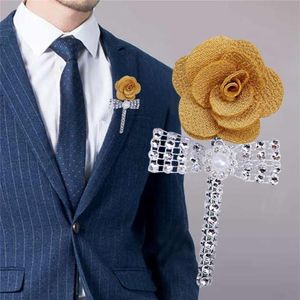 Corpetto da uomo con strass perla oro chiaro abito da sposo pin festa di affari nodo accessori abito da sposa XH054 decorativo Flowe216l