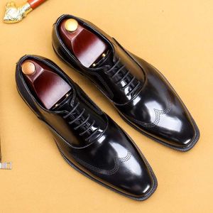 Högkvalitativa män Oxford Shoes Black Brown äkta läder snidning spetsar upp affärskontor brogue klänning sko för män