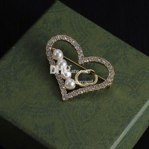 Sweet Heart Lady Brosches Pins Designer Pearl Pins Charm Letter Plated Brosches for Party Wedding