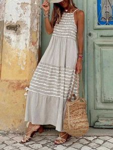 Grundläggande casual klänningar Summer Womens Casual Loose Long Beach Dress Vintage Stripe Printed Spliced ​​Work Long Dress Womens Elegant ärmlös axelbandklänning J240