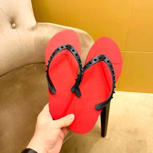 2024New Flip Flops Chinelo Sandálias de Verão Slide Sliders Ao Ar Livre Anti Slip Luxo Designer Mule Borracha Flat Sandale Sapatos Womens Mans Rebite Casual Viagem Sapato Mocassim