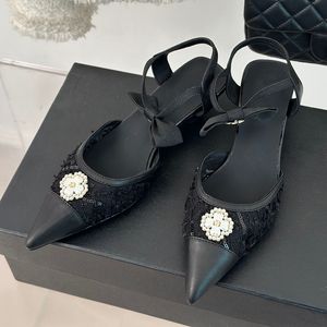 Sandali con cinturino alla caviglia da donna Pantofole a punta firmate Slip On Pelle di vitello Perla Tacchi bassi Scivoli da donna Scarpe eleganti con fibbia alla caviglia regolabile Scarpe per il tempo libero all'aperto