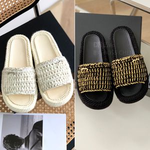 Hochwertige handgestrickte Buchstaben-Logo-Plateau-Slipper im Urlaubsstil mit offener Spitze, flache Sandale, Strandschuhe für Damen, luxuriöse Designer-Hausschuhe für Damen in Schwarz und Weiß