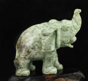 Ciondoli Statua di elefante n. 37 intagliata a mano in giada verde Hetian naturale della Cina antica