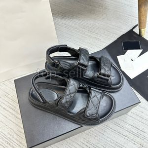 Designer Sandaler Kvinnor Sandal Crystal Flats quiltade läderglas Double Band Slippers Summer Luxury Flat Heel Shoe