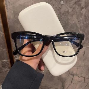 デザイナーサングラスは、ファッションレター付きの箱付きの女性の読書メガネメンズアンチブルーライトスクエアフレーム眼鏡透明レンズ