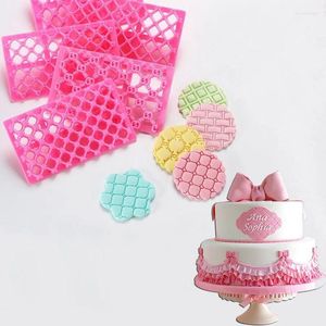 Moldes de cozimento 13 tipos de plástico DIY Fondant Bolo Embosser Flor Cortadores de Biscoito Moldes de Gelo Embossing Decoração Ferramentas de Cortador