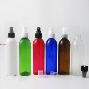 24 x 250 ml 250cc Clear Amber Red Blue Plast Parfume Mist Spray Bottle Refillable Pet Cosmetic Atomizer med sprayerfri frakt av PKGFB