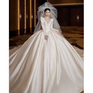 Abiti da sposa arabi in raso con abito da ballo nuovo Incredibile pizzo floreale bianco applique con perline di cristallo enorme sottoveste abito da sposa collo sexy personalizzato plus size abito da sposa