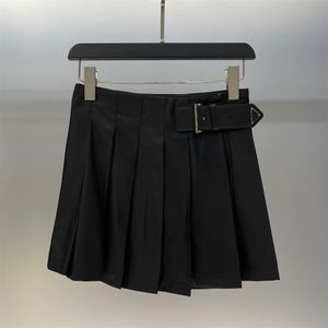 女性の短いスカートデザイナースプリングエレガントな気質ハイウエストAラインスカートアカデミースタイル甘い黒いプリーツスカートベルト装飾