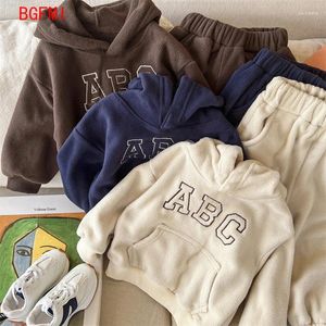 Conjuntos de roupas terno infantil menino outono inverno casaco carta crianças camisola com capuz polar calças de lã 2pcs conjunto meninas casual desgaste atlético