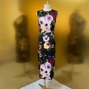 Europeiska modemärke svart siden blommig tryck tät montering besättning hals ärmlös midi klänning
