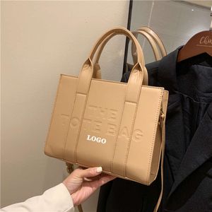 New S Light Luxury Tote 세련된 대용량 대용량 다목적 핸드 헬드 One Shoulder Women 's 2024 New Design Fashion 78% 할인 상점 도매