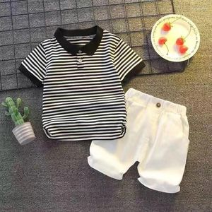 Kläder sätter 2-stycken barns t-shirt och shorts set 2024 Cotton Boys 'Summer Wear Korean version Polo Shirt Utländsk stil