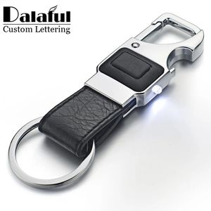 Dalaful Custom Lettering Keychain LED -lampor Lampölöppnare flaska Multifunktionella läder Men bil Key Chain Ring Holder K355 240119