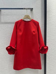 Va1ent! Ingen kvinnors klänning 2024 Early Spring Womens Designer Dresses Luxury Brand Rose Sleeve Dress Clothing for Women Sexig födelsedagsklänningar Röd klänning