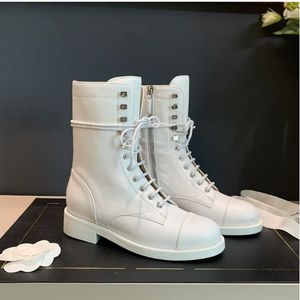 Zima nowe kobiety oryginalne skórzane botki na płasko dolne buty luksusowy designerski litera metalowa klamra kostki buty