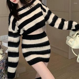 Kvinnors tvåstycksbyxor 2024 Kontrast Stripe Set Loose Casual Sweater Wrap Hip Skirt mångsidig