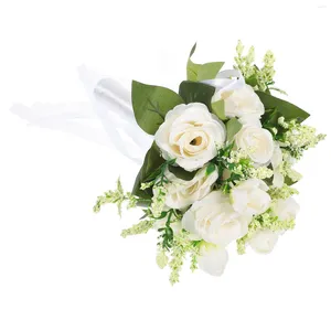 Decorazioni di fiori decorativi che tengono bouquet da sposa artificiali simulati. Ornamenti di layout di scena bianchi. Damigella d'onore