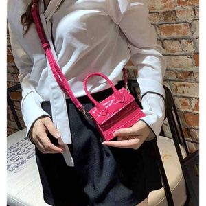 „Entzückende Mädchen-Handtasche mit Krokodilprägung – Designer-Mini-Geldbörse für Kinder mit Metallbuchstaben, quadratische Umhängetasche – stilvolle One-Shoulder-Tasche für Kinder und Frauen“