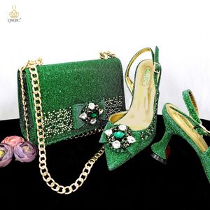 Scarpe eleganti QSGFC Design italiano Nobile Borsa tridimensionale a doppio scopo e scarpe con tacco da donna Materiale lucido per la festa nuziale della Nigeria