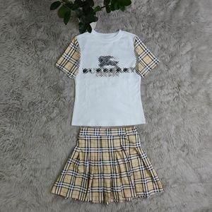 Camisas femininas e saias curtas Designer de trajes femininos e roupas de quadril embaladas roupas de vestido de duas peças de traje de vestuário de vestuário