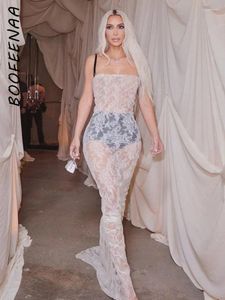 Abiti casual BOOFEENAA Kim Kardashian vedere attraverso pizzo bianco partito elegante sexy cinturino per spaghetti abito lungo lungo senza schienale C85-DZ11