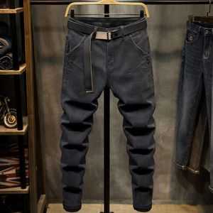 Höst- och vinter sneda fickelastiska jeans för män med plysch, förtjockad, smal passform och små fötter 2023 Nya mångsidiga svarta byxor
