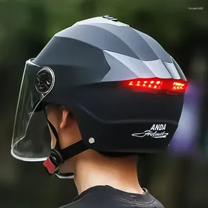 Capacetes de motocicleta com luzes LED Capacete ciclomotor scooter elétrico para homens mulheres dupla viseira recarregável bicicleta leve