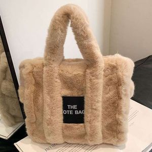 Kadınlar İçin Elde Taşınıyor Yeni Sonbahar/Kış Moda Basit Peluş Tote Büyük Kapasite Çok Yönlü Crossbody Bag 2024 Tasarım Moda% 78 İndirim Mağaza Toptan Satış